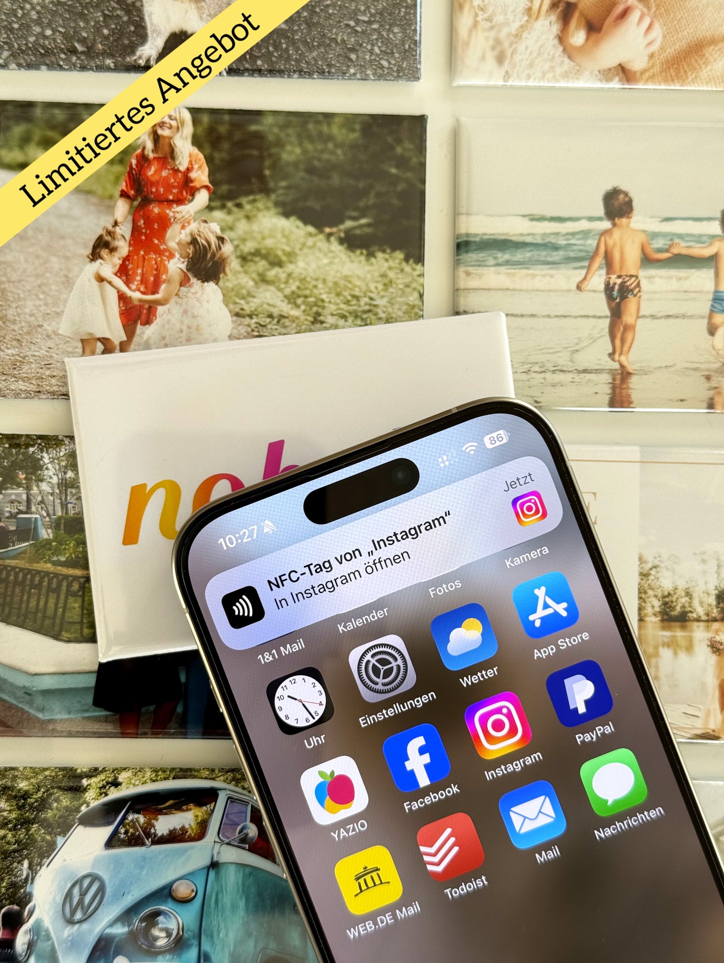 Handy welches gerade einen NFC Tag des Fotomagneten einliest und anzeigt, dass der hinterlegte Link zu Instagram geht. Im Hintergrund mehrere andere Fotomagnete mit verschiedenen Motiven